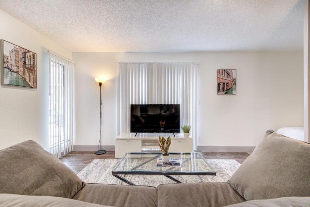 Lux Suite /King Bed /Free Parking/Pool/First Floor Houston Eksteriør billede