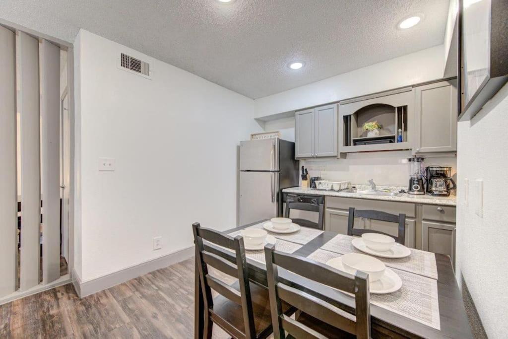 Lux Suite /King Bed /Free Parking/Pool/First Floor Houston Eksteriør billede