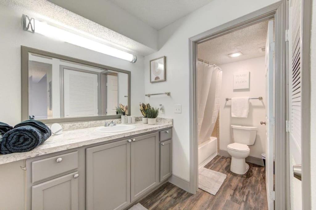Lux Suite /King Bed /Free Parking/Pool/First Floor Houston Eksteriør billede