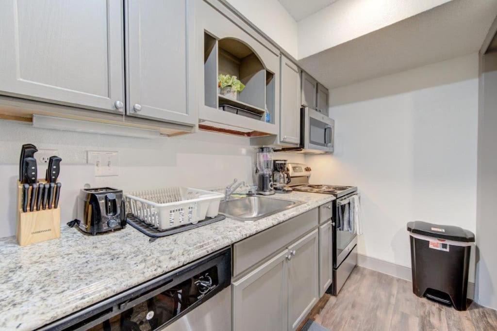 Lux Suite /King Bed /Free Parking/Pool/First Floor Houston Eksteriør billede