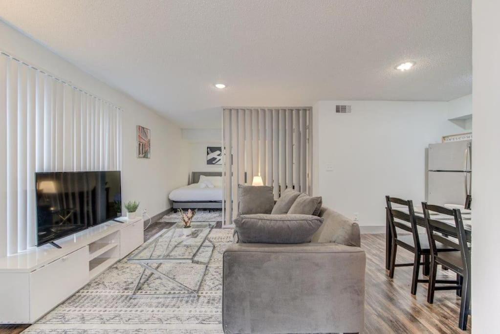 Lux Suite /King Bed /Free Parking/Pool/First Floor Houston Eksteriør billede