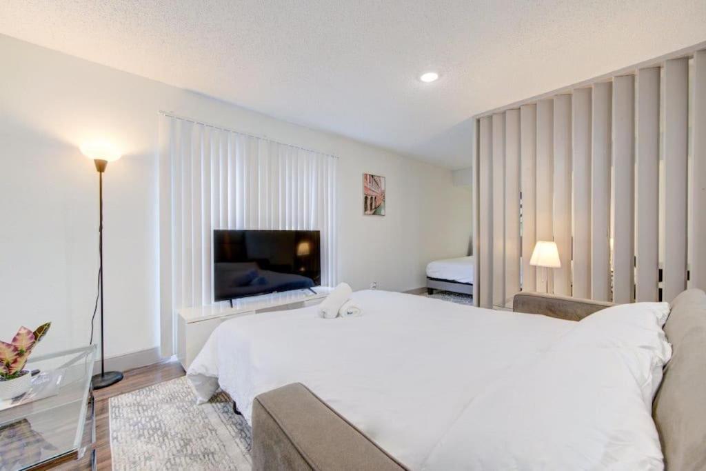 Lux Suite /King Bed /Free Parking/Pool/First Floor Houston Eksteriør billede