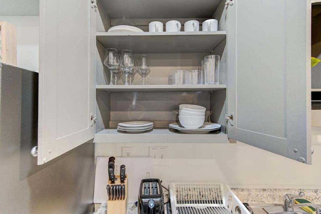 Lux Suite /King Bed /Free Parking/Pool/First Floor Houston Eksteriør billede