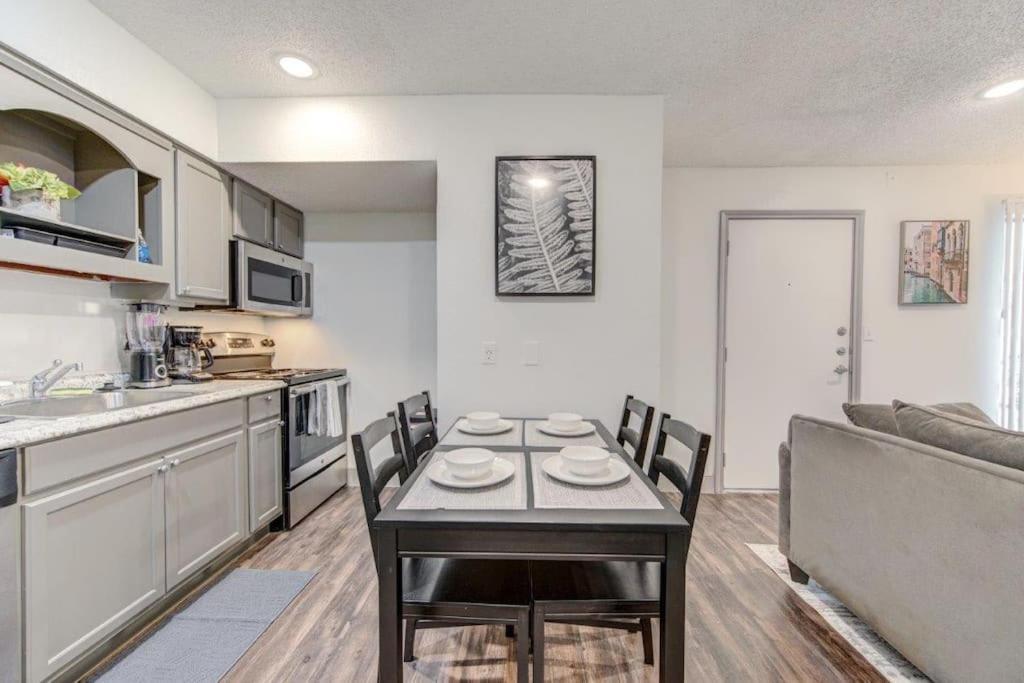 Lux Suite /King Bed /Free Parking/Pool/First Floor Houston Eksteriør billede