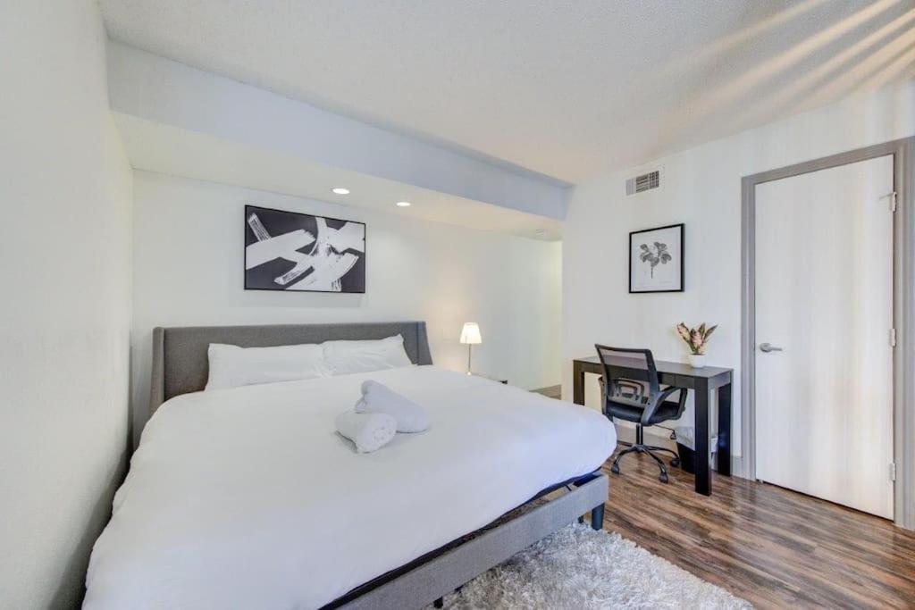 Lux Suite /King Bed /Free Parking/Pool/First Floor Houston Eksteriør billede