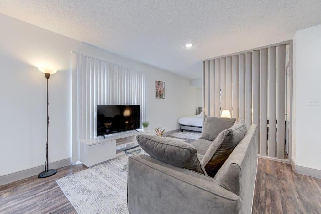 Lux Suite /King Bed /Free Parking/Pool/First Floor Houston Eksteriør billede