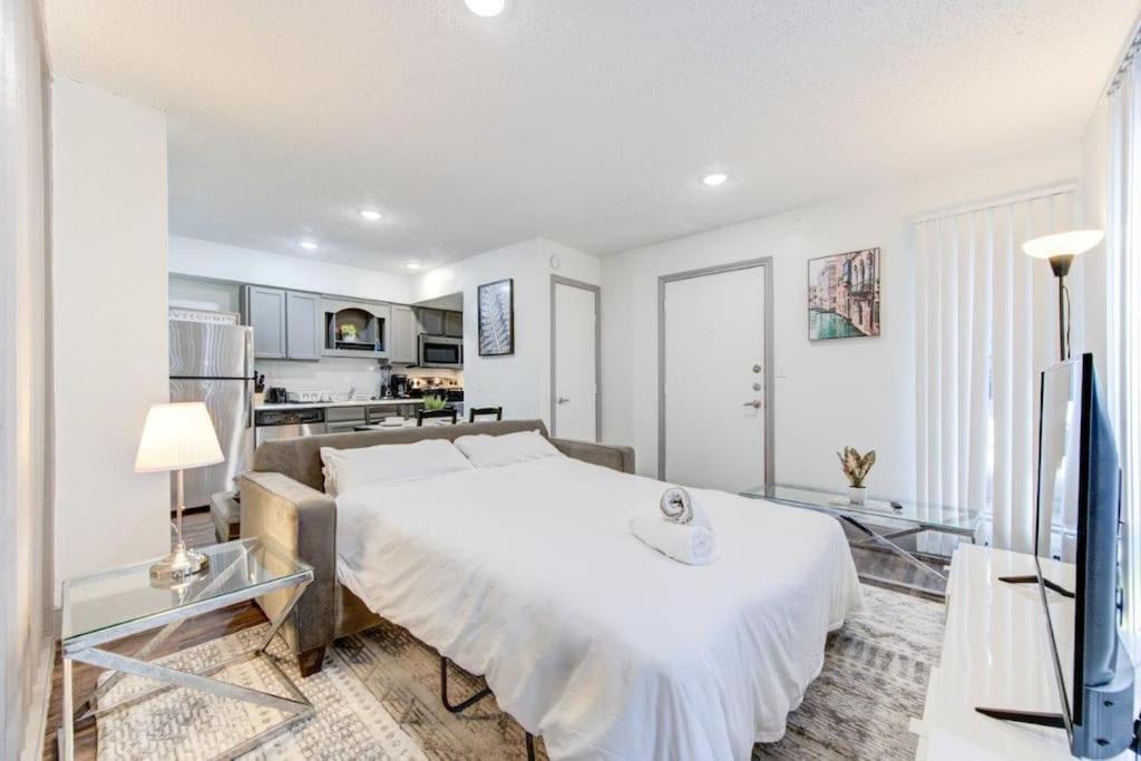 Lux Suite /King Bed /Free Parking/Pool/First Floor Houston Eksteriør billede