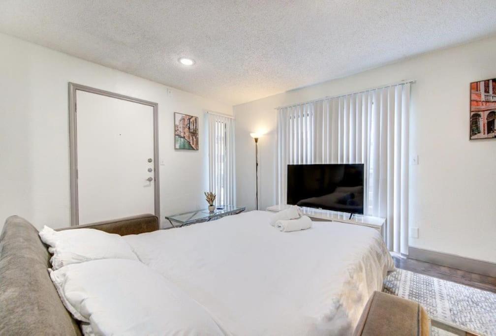 Lux Suite /King Bed /Free Parking/Pool/First Floor Houston Eksteriør billede