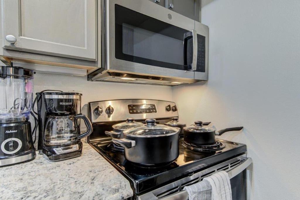 Lux Suite /King Bed /Free Parking/Pool/First Floor Houston Eksteriør billede
